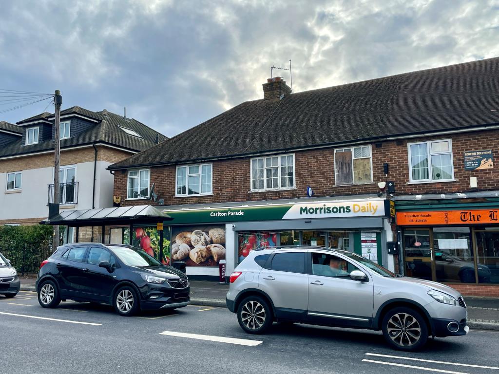 Lot: 152 - VACANT TWO-BEDROOM FLAT - Flat above parade of shops